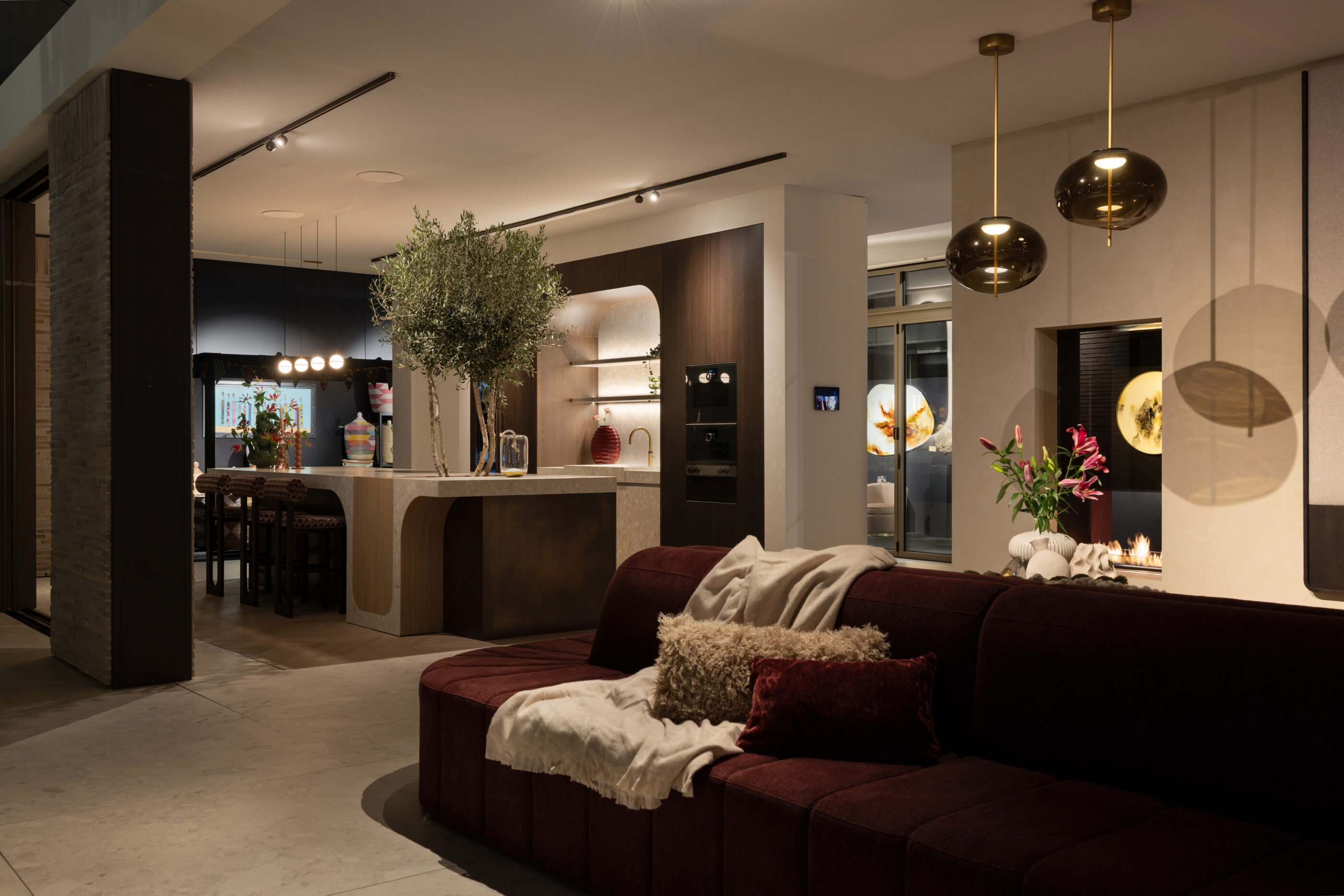 Keukeninterieur met combinatie van eikenfineer tabak en donkerbrons patine.