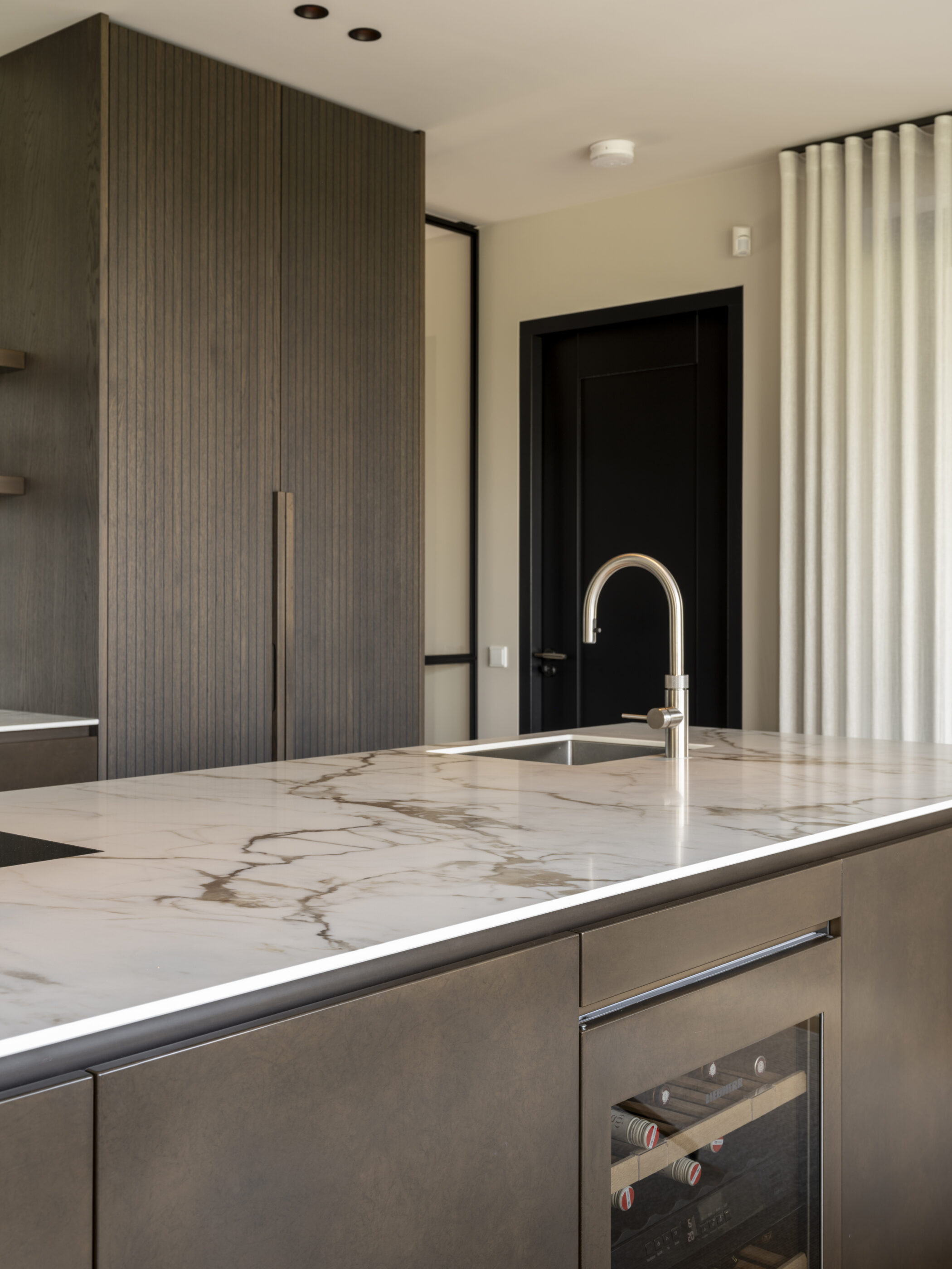 Detail van keramiek keukenblad in calacatta macchia vecchia silk met verfijnde marmerlook en luxe uitstraling.